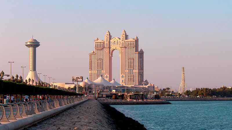 Vue sur les tours emblématiques d'Abu Dhabi depuis la Corniche, avec l'Etihad Towers et le front de mer au coucher du soleil