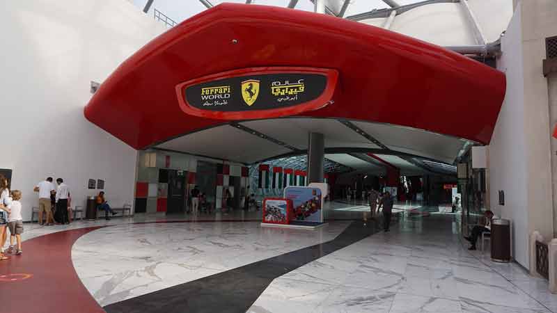 Entrée principale du parc à thème Ferrari World à Abu Dhabi avec son design rouge emblématique et son logo caractéristique