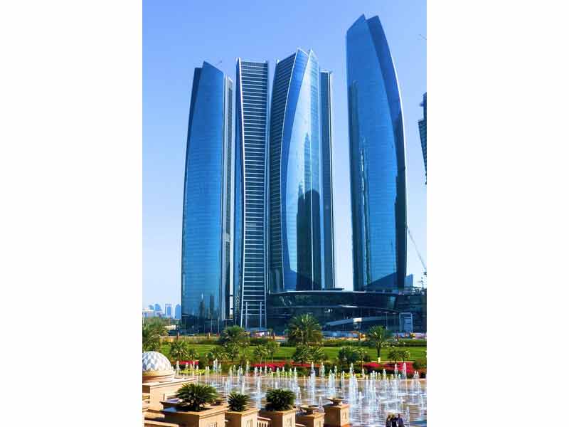 Vue des Etihad Towers à Abu Dhabi, gratte-ciel emblématiques en verre bleu sur fond de ciel clair