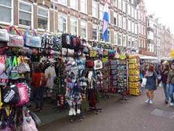 Vente de sacs à dos, bonnets, sabots, porte-clés au marché Albert Cuyp, Amsterdam