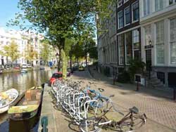 Vélos attachés dans la rue le long du canal, Amsterdam