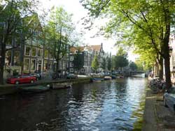 Vue sur le canal d'Amsterdam avec des maisons historiques