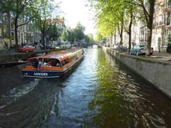 Vue sur une péniche orange Lovers Canal Cruises