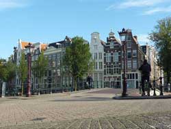 Vue sur des maisons historiques dans le centre d'Amsterdam