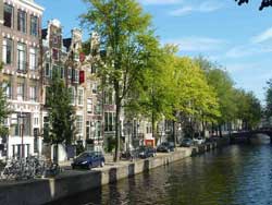 Vue sur le canal d'Amsterdam et des maisons typiques