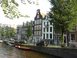 Vue sur le canal d'Amsterdam et des maisons typiques