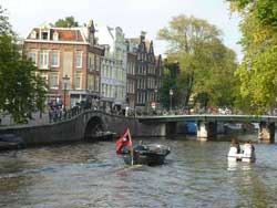 Vue sur le canal d'Amsterdam avec des vélos attachés à un pont