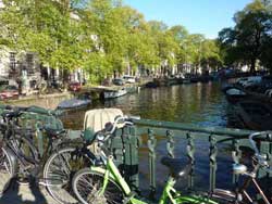 Bicyclettes sur un pont