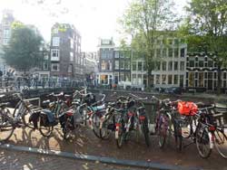 Nombreux vélos garés le long du canal, Amsterdam