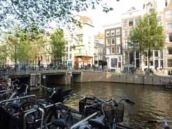 Nombreuses bicyclettes garés le long du canal, Amsterdam