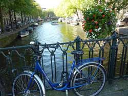 Vue sur le canal d'Amsterdam et sur un vélo bleu