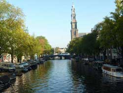 Vue sur le canal et la Westerkerk (en néerlandais : église de l'Ouest), église protestante dans le centre-ville d'Amsterdam