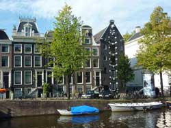 Vue sur des maisons typiques amstellodamoises