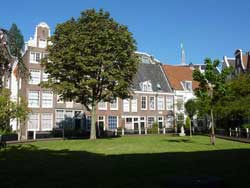 Maisons de ville historiques dans la cour intérieure du Begijnhof, Amsterdam, Pays-Bas