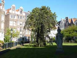 Maisons de ville historiques dans la cour intérieure du béguinage, Amsterdam, Pays-Bas