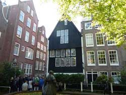 Maison en bois (Het Houten Huys) construite vers 15281 au béguinage d'Amsterdam. La dernière béguine à y avoir habité est morte le 23 mai 1971.
