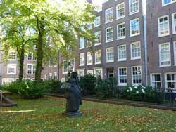Statue d'une béguine dans la cour du béguinage (Begijnhof) à Amsterdam