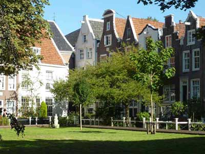 Maisons de ville dans la cour intérieure du Begijnhof, Amsterdam, Pays-Bas