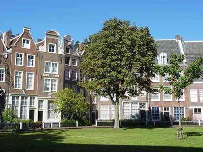 Maisons de ville dans la cour intérieure du béguinage, Amsterdam, Pays-Bas