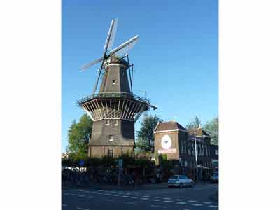 Moulin de Gooyer à Amsterdam avec la brasserie Brouwerij’t IJ à côté