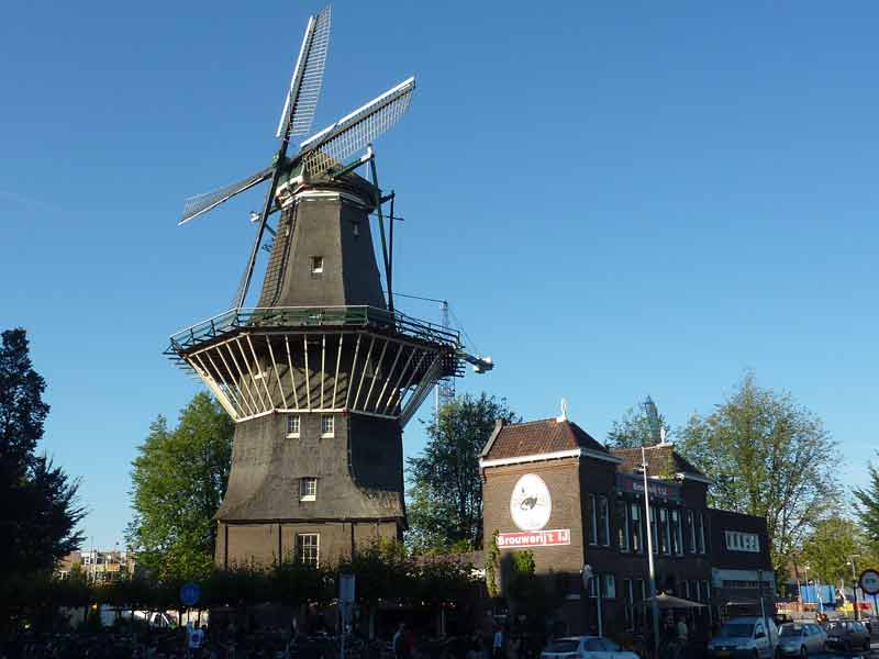 Gros plan sur le moulin de Gooyer et la brasserie Brouwerij’t IJ à Amsterdam
