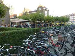Nombreuses bicyclettes devant la brasserie Brouwerij’t IJ