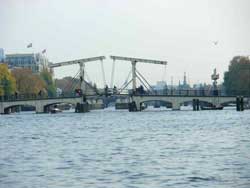 Magere Brug (Pont Maigre en néerlandais), pont sur l'Amstel au centre d'Amsterdam qui relie les deux rives de la rivière à hauteur de la Kerkstraat, entre le Keizersgracht et le Prinsengracht.