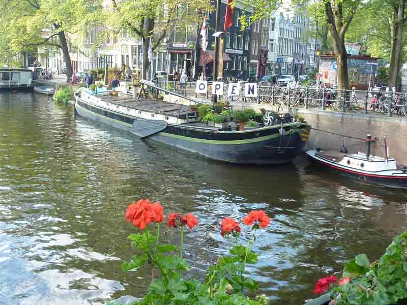 musée de la péniche (Houseboat museum) vu depuis le pont Berensluis à Amsterdam