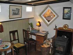 Mobilier à l'intérieur du musée de la péniche (Houseboat museum), Amsterdam, Pays-Bas