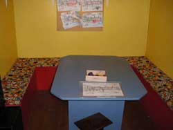 Table et banc à l'intérieur du musée de la péniche (Houseboat museum), Amsterdam, Pays-Bas