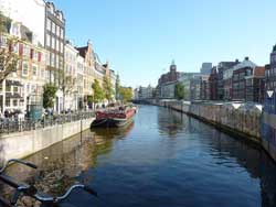 Vue sur le Bloemenmarkt (marché aux fleurs) d'Amsterdam depuis le pont enjambant le Singel