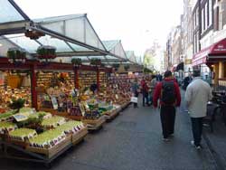 Boutiques de fleurs situées sur des bateaux amarrés au bord du canal à Amsterdam