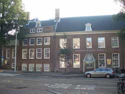 Façade du musée d'Amsterdam depuis la rue Kalverstraat