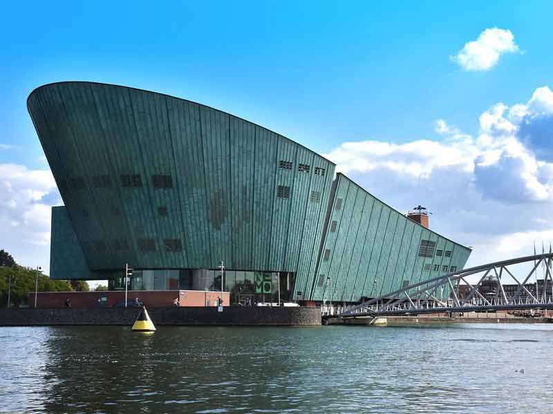 Bâtiment en forme de navire du NEMO, musée scientifique d'Amsterdam situé sur le Oosterdok (en français, le dock de l'est)