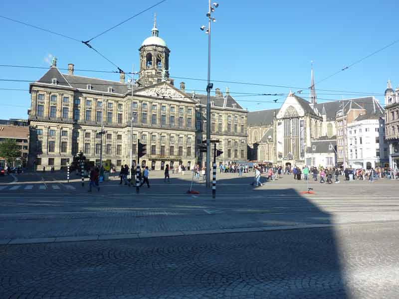 Vue sur les façades du Koninklijk Paleis (Palais Royal) et de la Nieuwe Kerk (Nouvelle Eglise) à Amsterdam