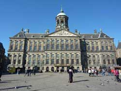 Façade du palais royal d'Amsterdam (Koninklijk Paleis te Amsterdam) vue depuis la place du Dam