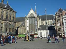 Façade de la Nieuwe Kerk (Nouvelle Eglise) vue depuis le Dam, principale place de la capitale néerlandaise