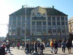Façade du musée de cire Madame Tussauds sur le côté sud de la place du Dam à Amsterdam