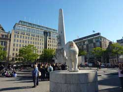 Obélisque de 22 mètres de haut sur la place du Dam, construit en hommage aux soldats néerlandais morts durant la Seconde Guerre mondiale