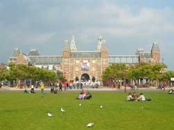 Vue sur la façade du Rijksmuseum depuis le parc du Museumplein