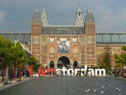 Vue sur la façade du Rijksmuseum avec le logo I AMSTERDAM