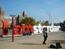 Logo I AMSTERDAM avec des personnes qui se prennent en photo devant