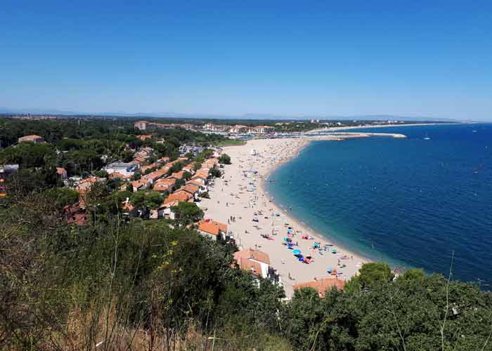 Vue sur la plage du Racou et sur le port d'Argels-sur-Mer, Pyrnes-Orientales, France