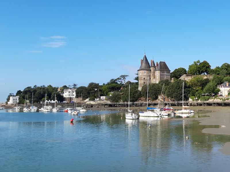 Bateaux au mouillage devant le château de Pornic, emblème historique dominant la côte atlantique