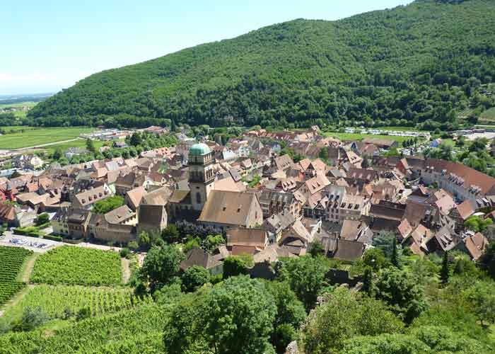 Vue panoramique sur le village de Kaysersberg entouré de vignes et de collines verdoyantes