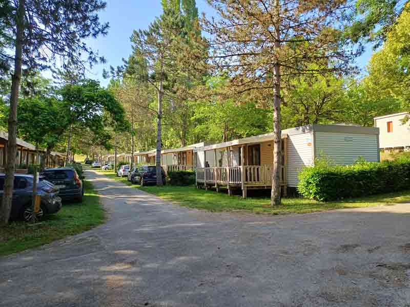 Mobil-homes au cœur de la forêt dans un camping du Sud-Ouest, cadre verdoyant et ombragé pour des vacances nature