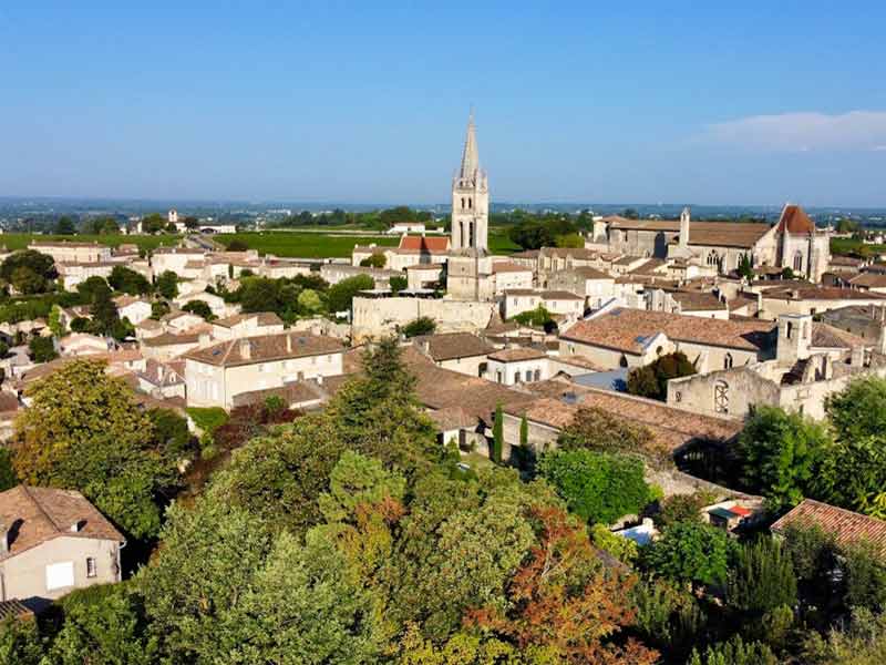 Vue aérienne du village de Saint-Émilion, joyau médiéval du Sud Ouest entouré de vignes