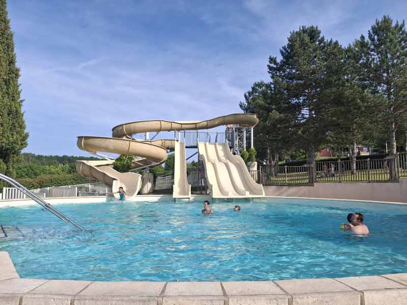Piscine avec toboggans dans un camping du Sud-Ouest, idéale pour des vacances en famille sous le soleil
