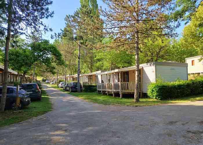 Mobil-homes au cœur de la forêt dans un camping du Sud-Ouest, cadre verdoyant et ombragé pour des vacances nature