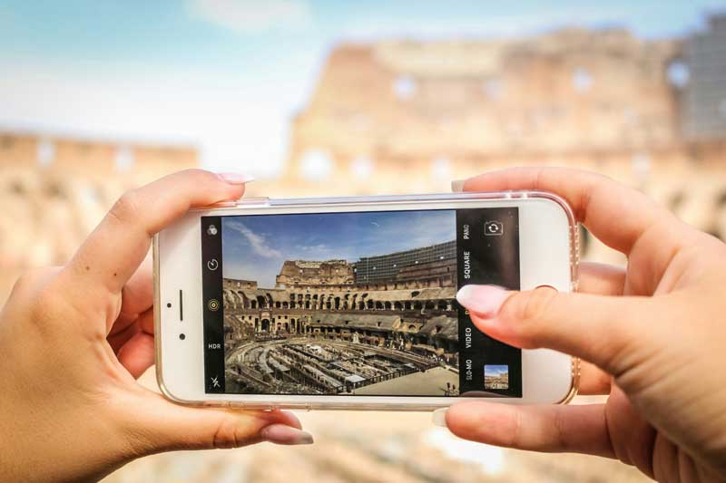 Photo du Colisée de Rome prise avec un smartphone, symbole de la carte postale moderne et numérique
